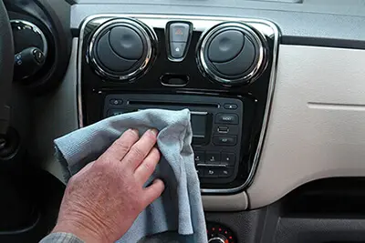 Czyszczenie deski rozdzielczej